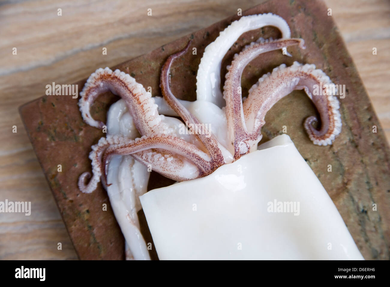 Pulire calamari raw / parte superiore del corpo e i tentacoli Foto Stock