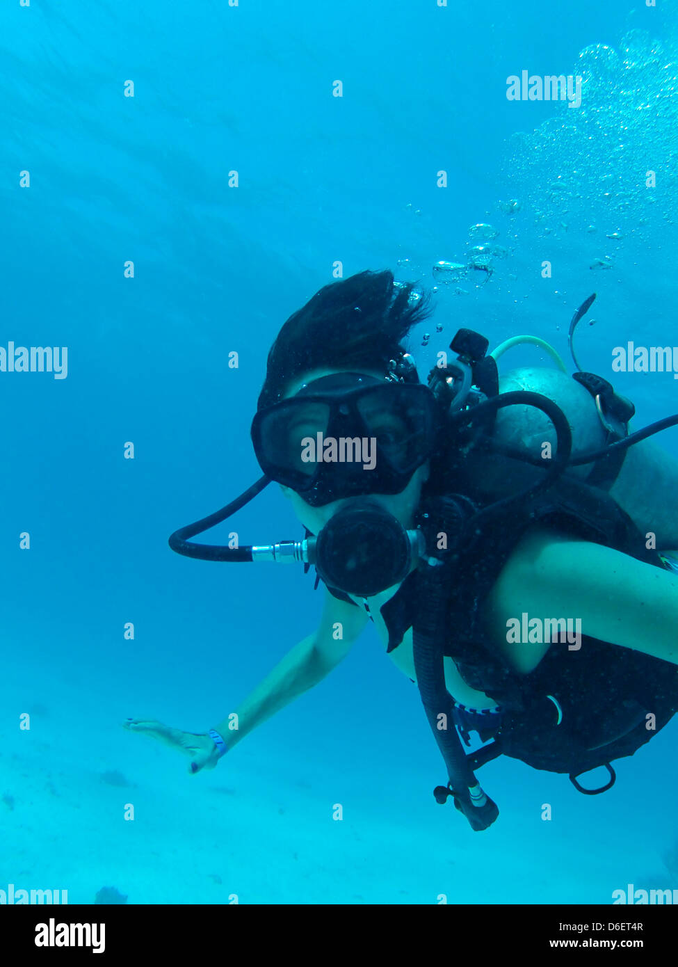 Donna ispanica scuba diving Foto Stock
