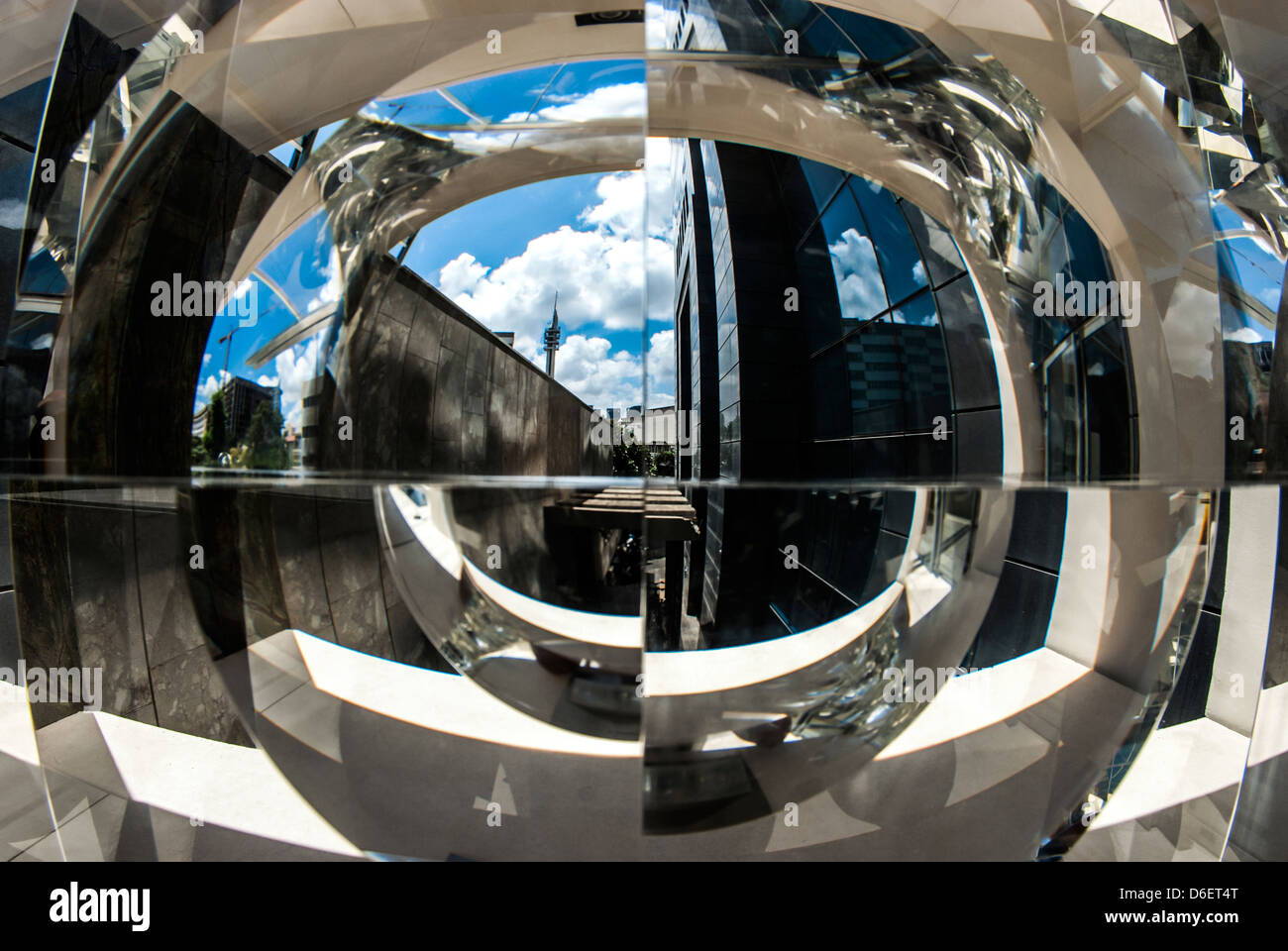 Urbano riflessione astratta. La riflessione di edificio in una forma strana specchio. Fotografato a Tel Aviv, Israele Foto Stock