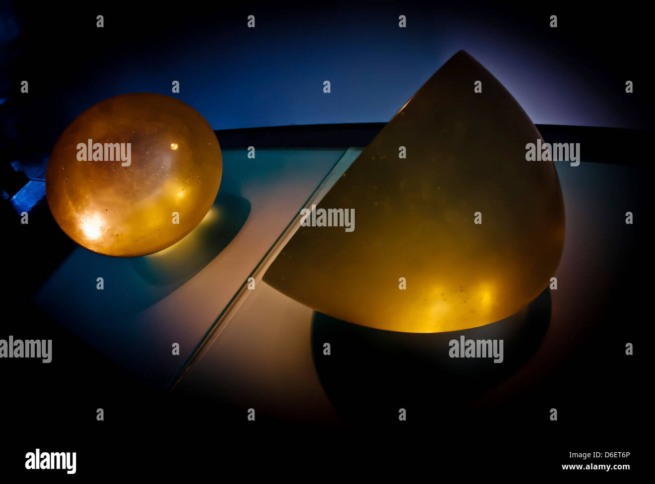 Abstract 3d forme sfera gialla e mezza sfera Foto Stock