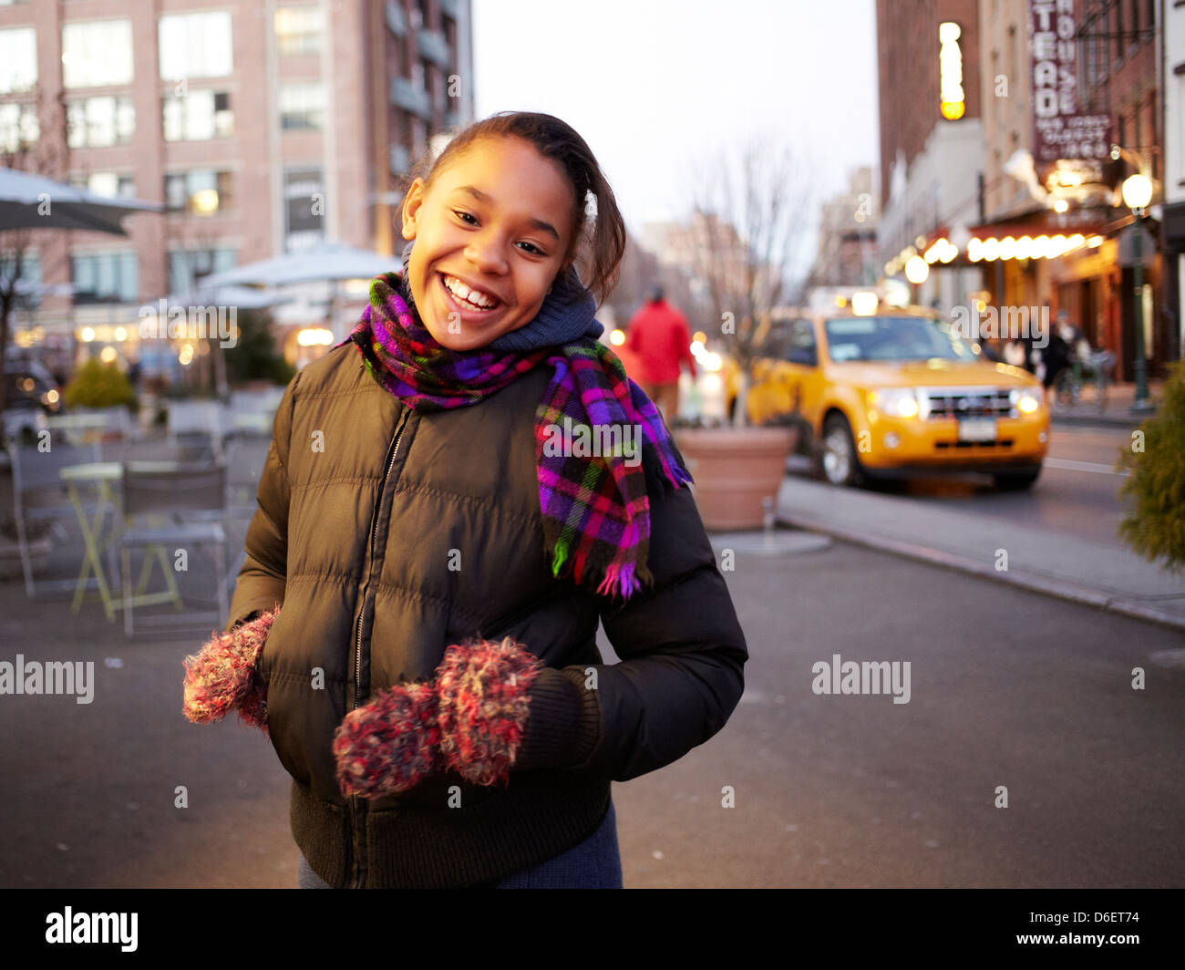 Razza mista ragazza sorridente su una strada di città, New York New York, Stati Uniti Foto Stock