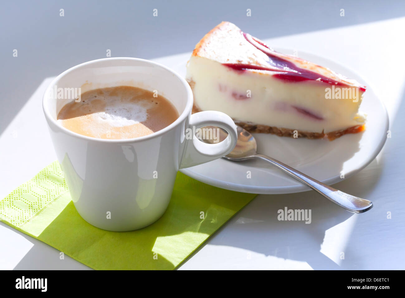 Tazza di cappuccino e caffè cheesecake pezzo sul tavolo bianco Foto Stock