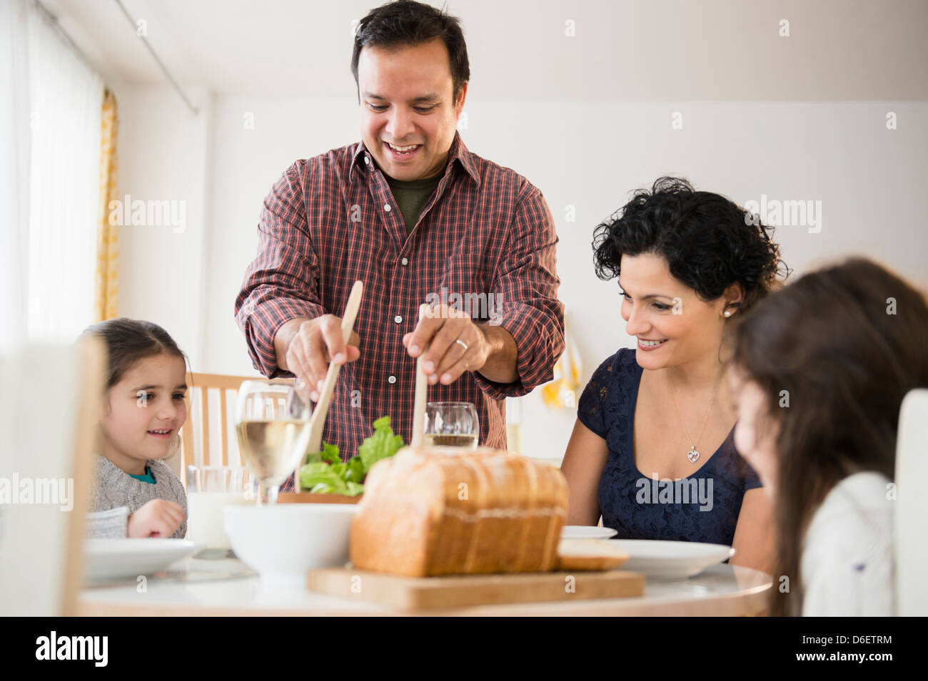 Famiglia mangiare insieme a tavola Foto Stock