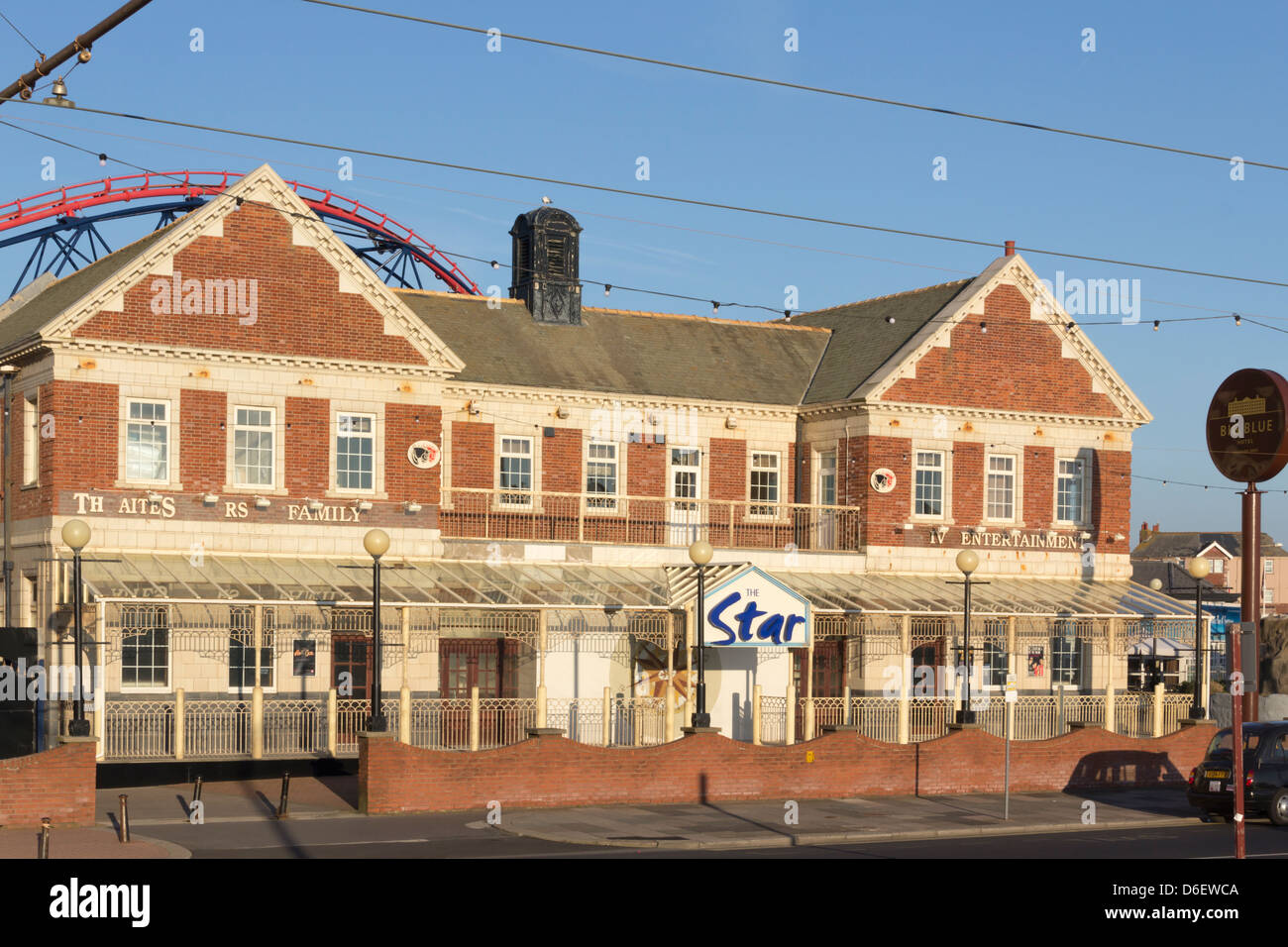 La stella, un grande pub sul lungomare di Blackpool accanto alla Pleasure Beach. Sembra di essere chiuso anche in alta stagione. Foto Stock