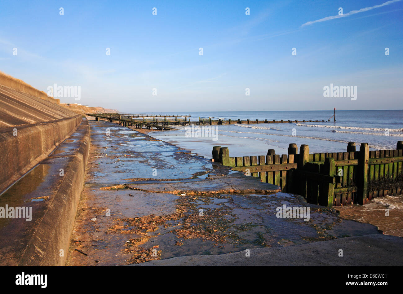 Un esempio di catenaria danneggiate alla parete del mare a Bacton-on-Sea, Norfolk, Inghilterra, Regno Unito. Foto Stock