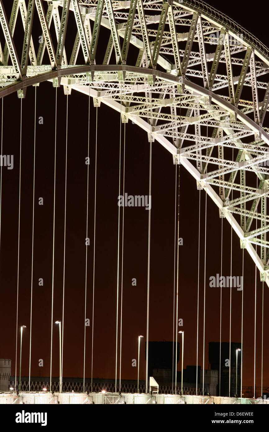 Il Runcorn o Silver Jubilee ponte sopra il fiume Mersey e Manchester Ship Canal, runcorn, cheshire, illuminata di notte Foto Stock