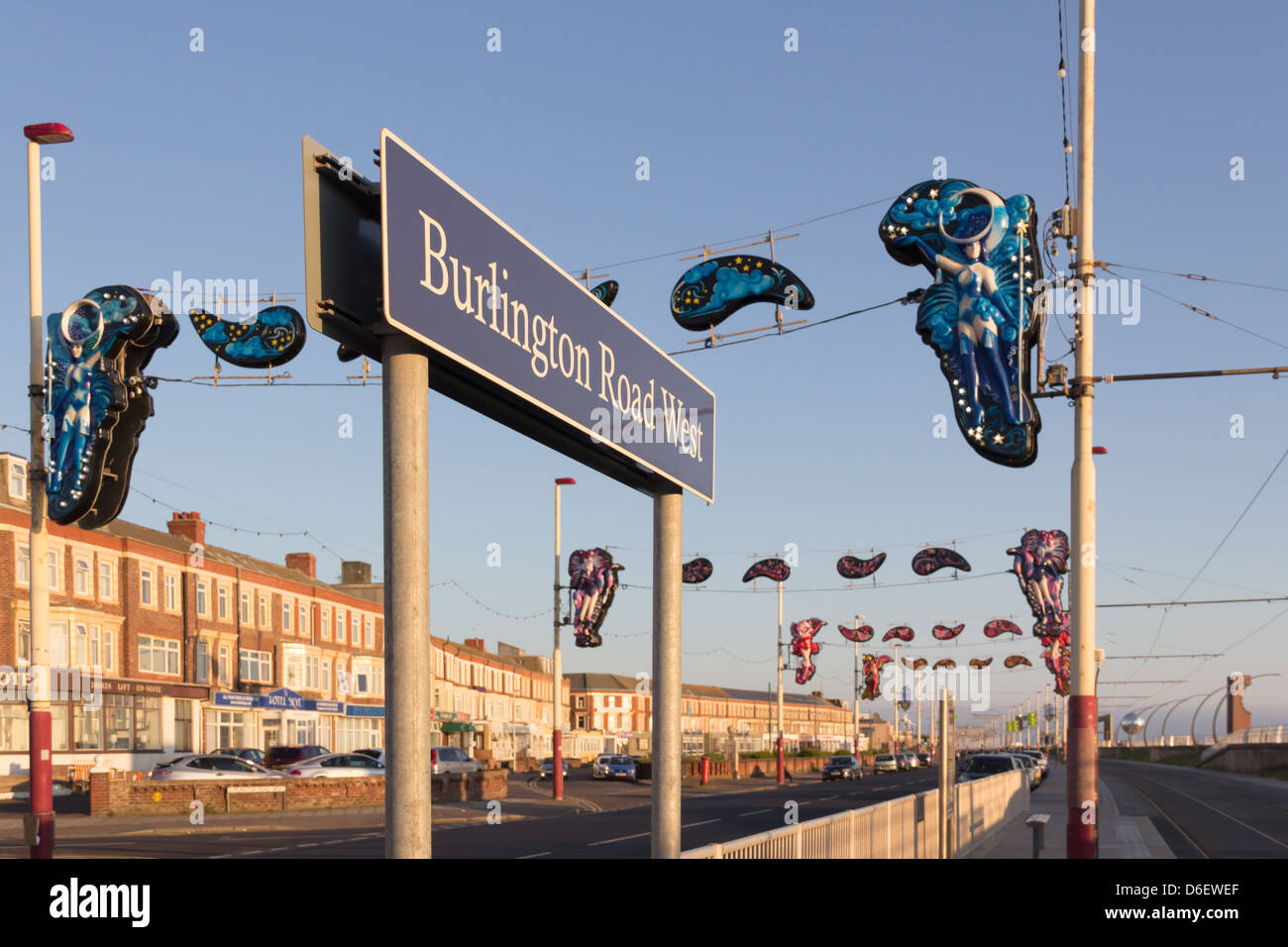 Il Burlington Road West fermata del tram su Blackpool's south shore. Una terrazza di tradizionale lungomare di Blackpool alberghi in background. Foto Stock