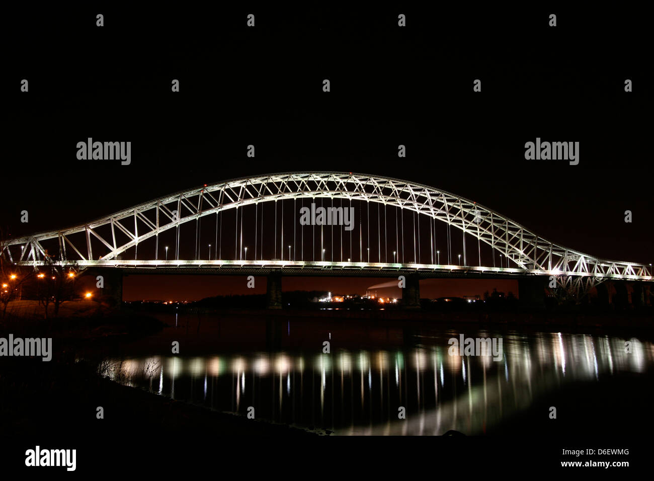Runcorn, o Silver Jubilee ponte sul fiume Mersey e Manchester Ship Canal, Runcorn, Cheshire, Inghilterra illuminata di notte Foto Stock