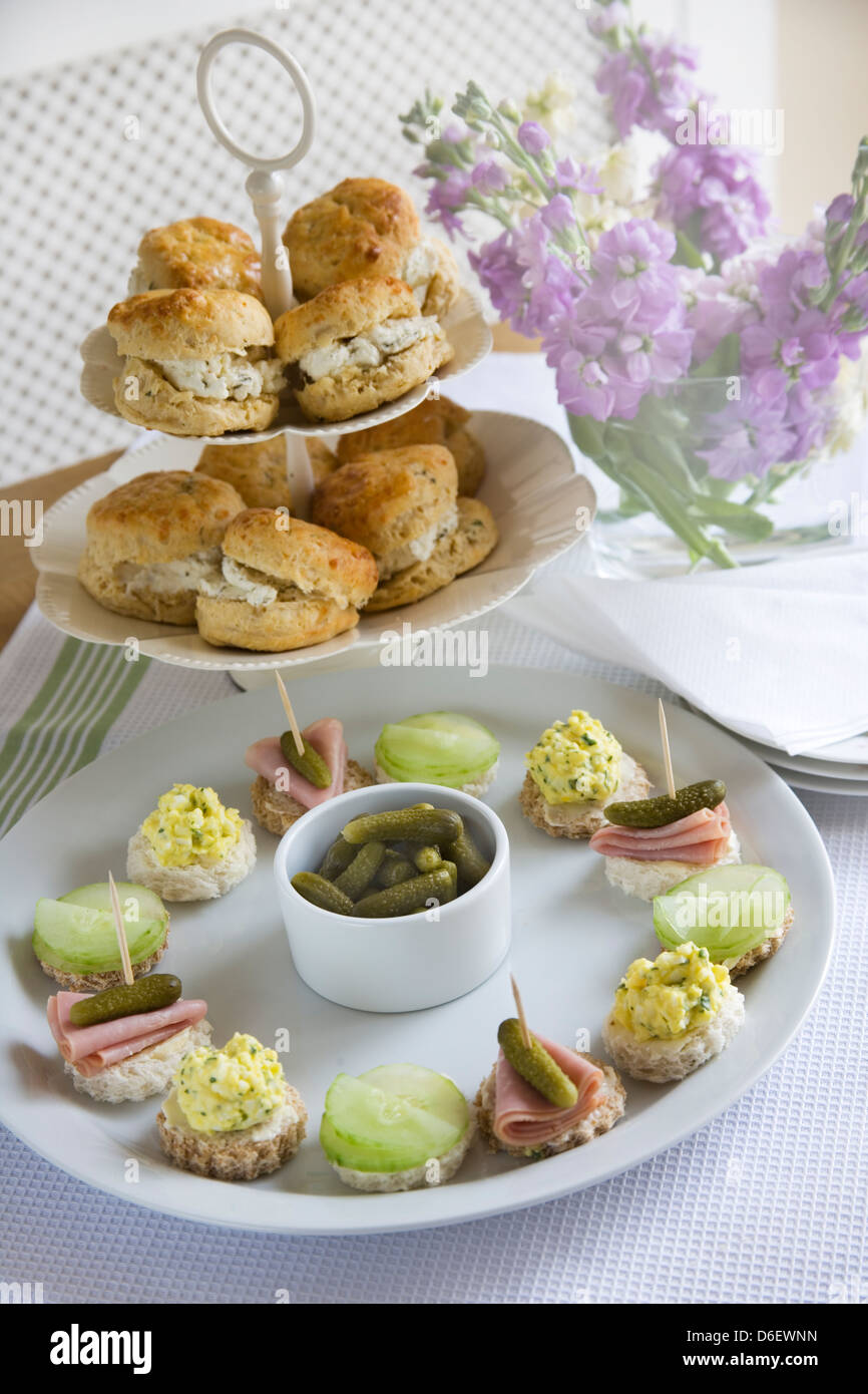 Mini sandwiches aperti con cetriolini Foto Stock