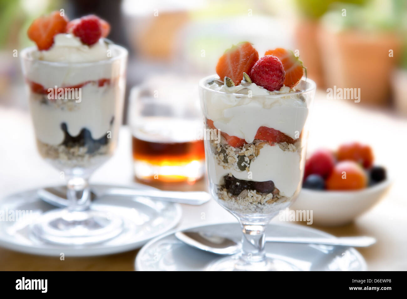 Avene tostato, semi, frutti di bosco e yogurt greco, con sciroppo d'acero. Foto Stock