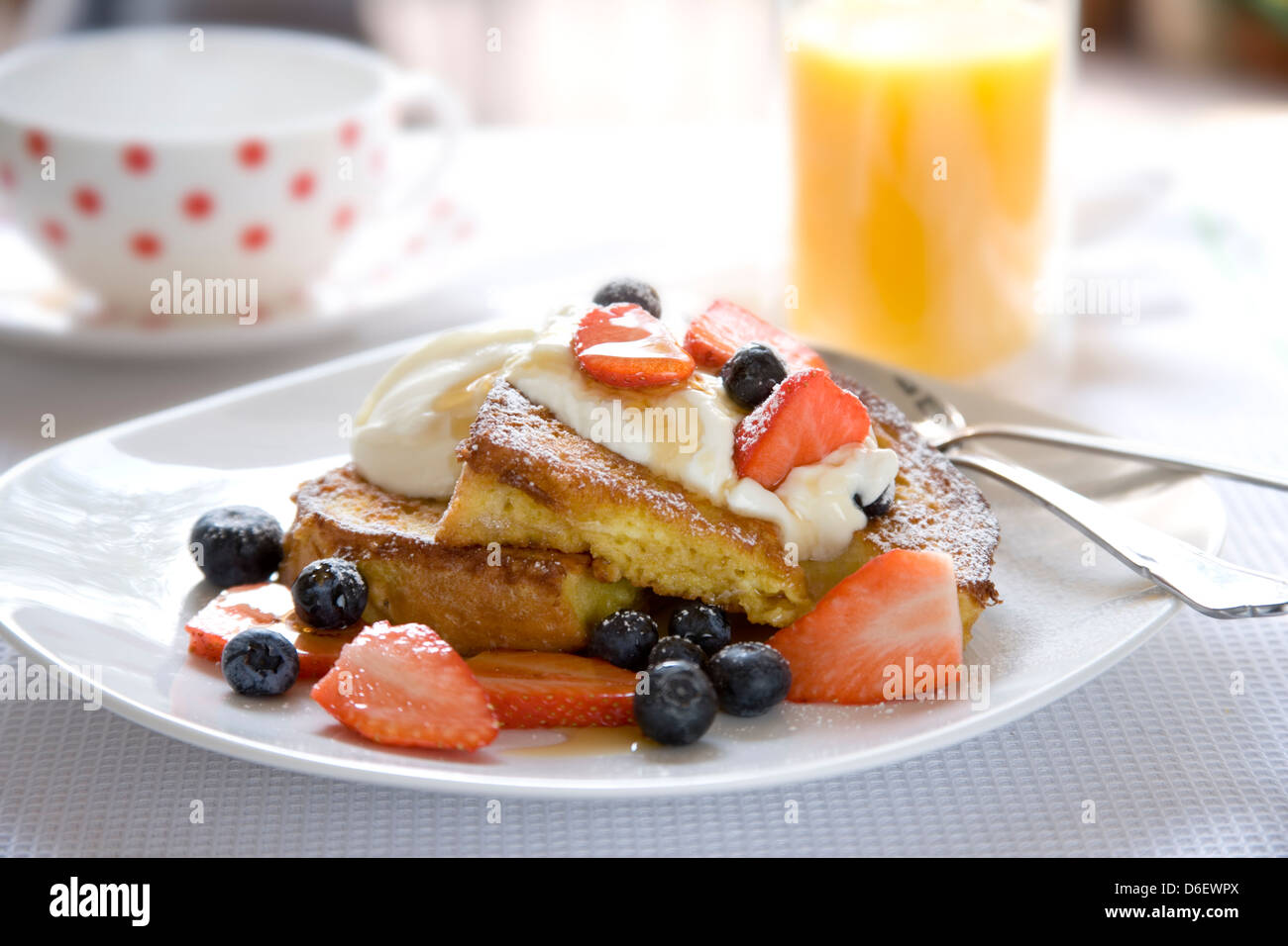 French Toast Brioche con yogurt greco e bacche di estate Foto Stock