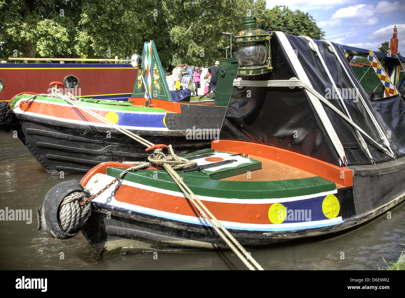 Coppia di lavoro narrowboats tradizionale all'IWA Rally nazionale, Shardlow, Trento e Mersey Canal, Inghilterra Foto Stock