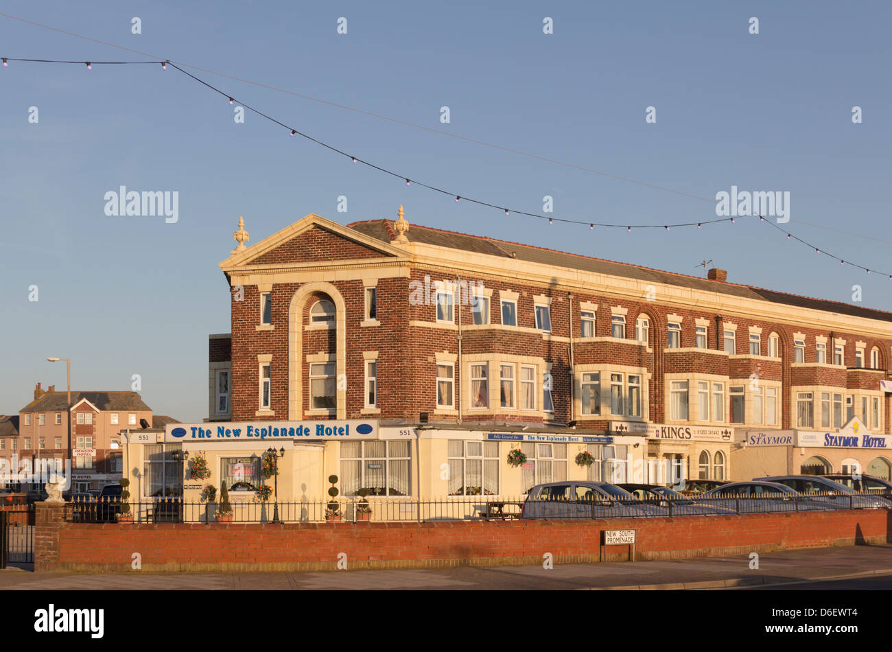 Terrazza della tradizionale lungomare di Blackpool alberghi su New South Promenade, compreso il nuovo Hotel Esplanade e il Kings Hotel. Foto Stock