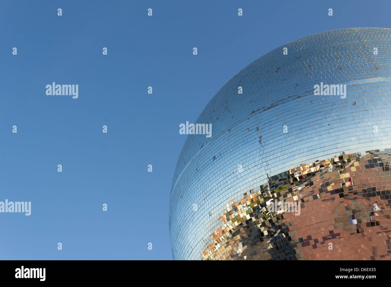 Gigantesca sfera dello specchio da Michael Trainor sulla Promenade di Blackpool, producendo una riflessione frammentata del lungomare. Foto Stock