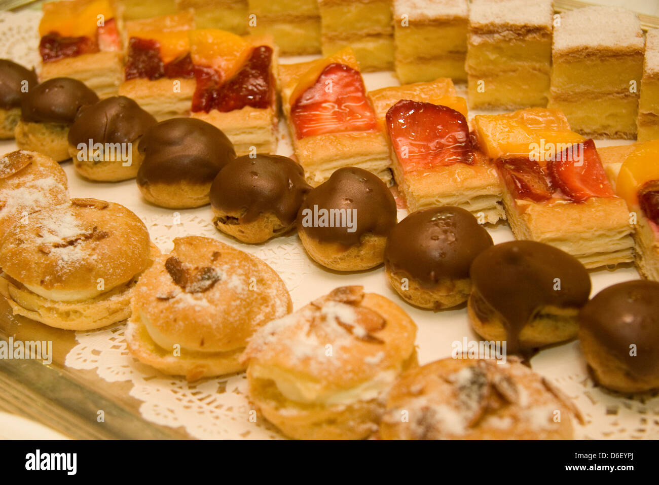 Mini torte e pasticcini sul buffet di dessert di una nave da crociera Foto Stock