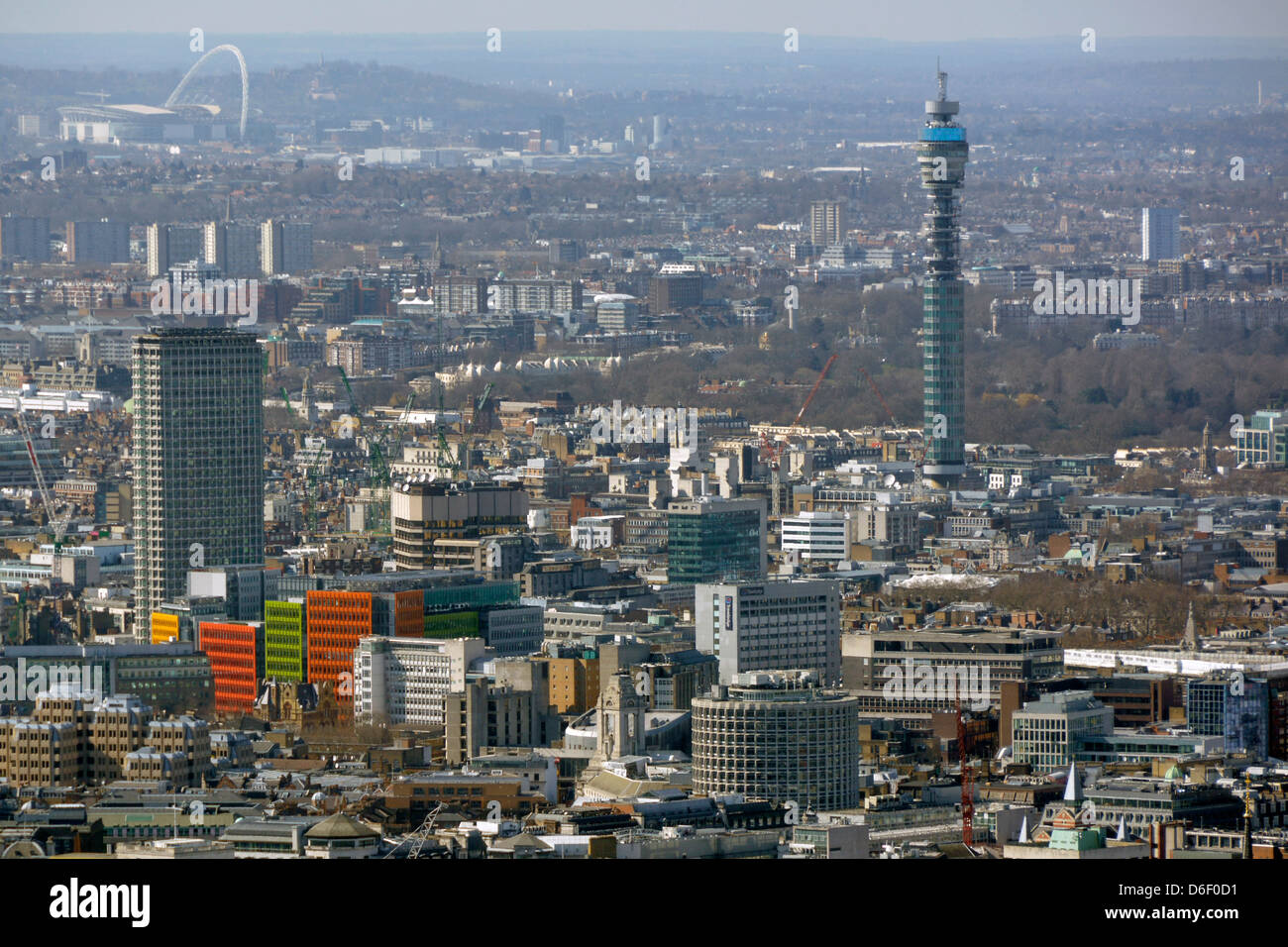 Vista aerea del West End edifici tra cui il punto centrale e la BT Tower con lo stadio di Wembley al di là Foto Stock