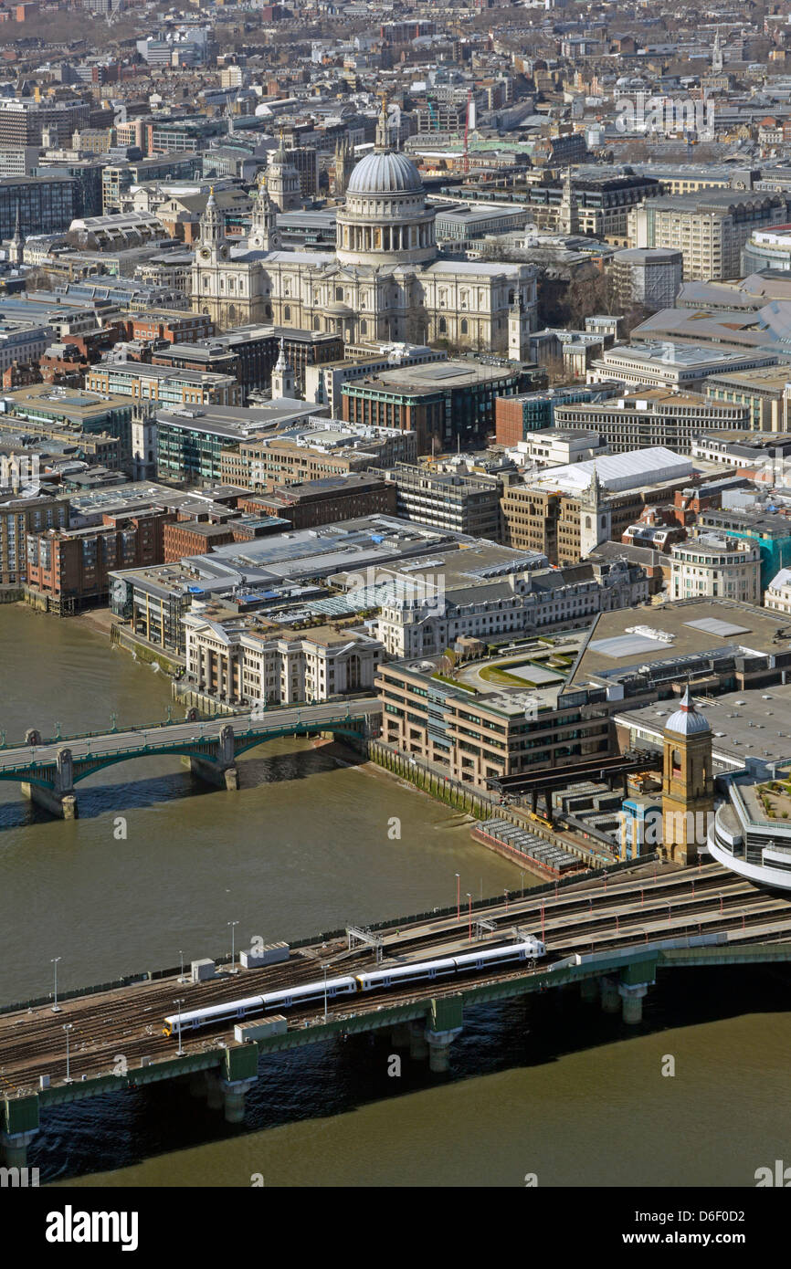 Cannon Street ponte ferroviario della stazione e di approccio con la cattedrale di St Paul che domina la città di Londra paesaggio Foto Stock