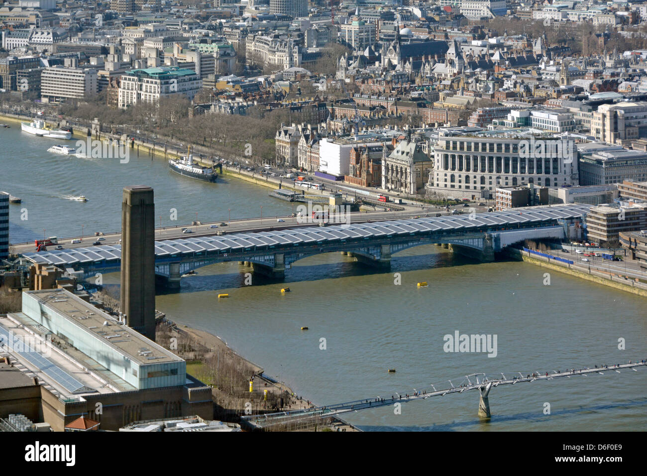 Vista aerea della città urbana paesaggio giù su Blackfriars Railway Bridge e stazione tetto coperto da un'estremità all'altra in pannelli solari River Thames Londra Inghilterra Regno Unito Foto Stock