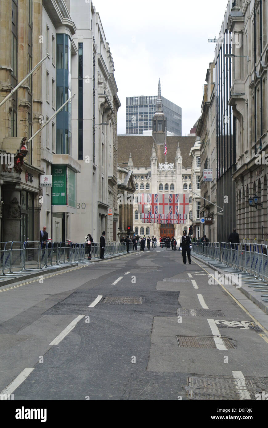 Strade vuote, senza traffico, automobili, autobus. Giorno di Margaret Thatchers funerale. Londra. Inglese, bandiere bandiere britanniche, poliziotto Foto Stock
