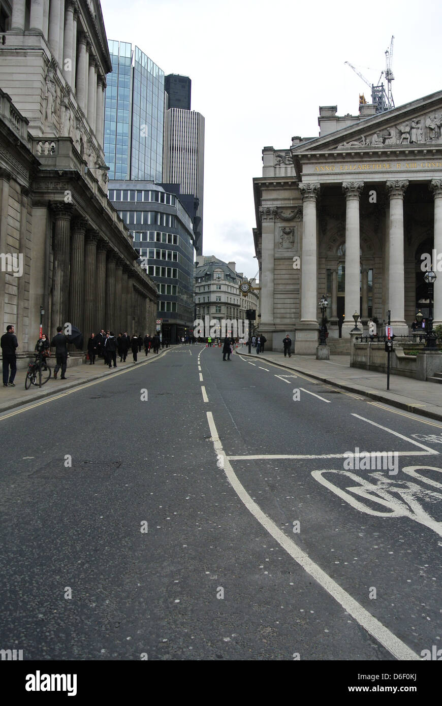 Il Royal Exchange, Londra EC3V 3DG. Svuotare la London Street, Threadneedle Street London. Giorno di Margaret Thatchers funerale. Foto Stock