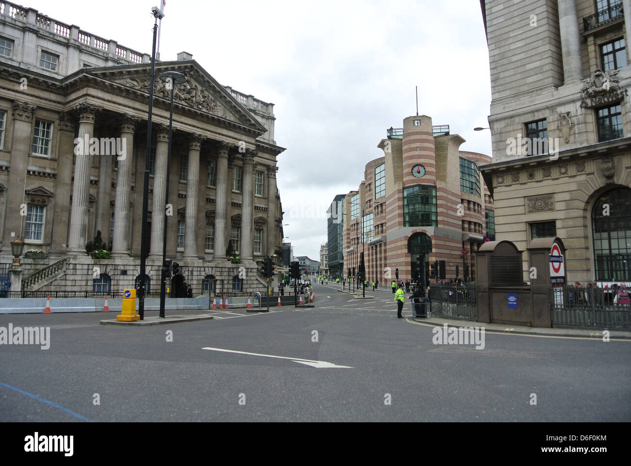 Stazione di banca. Strade vuote, senza traffico, automobili, autobus. Giorno di Margaret Thatchers funerale. Linea di polizia. Londra. Regno Unito Foto Stock