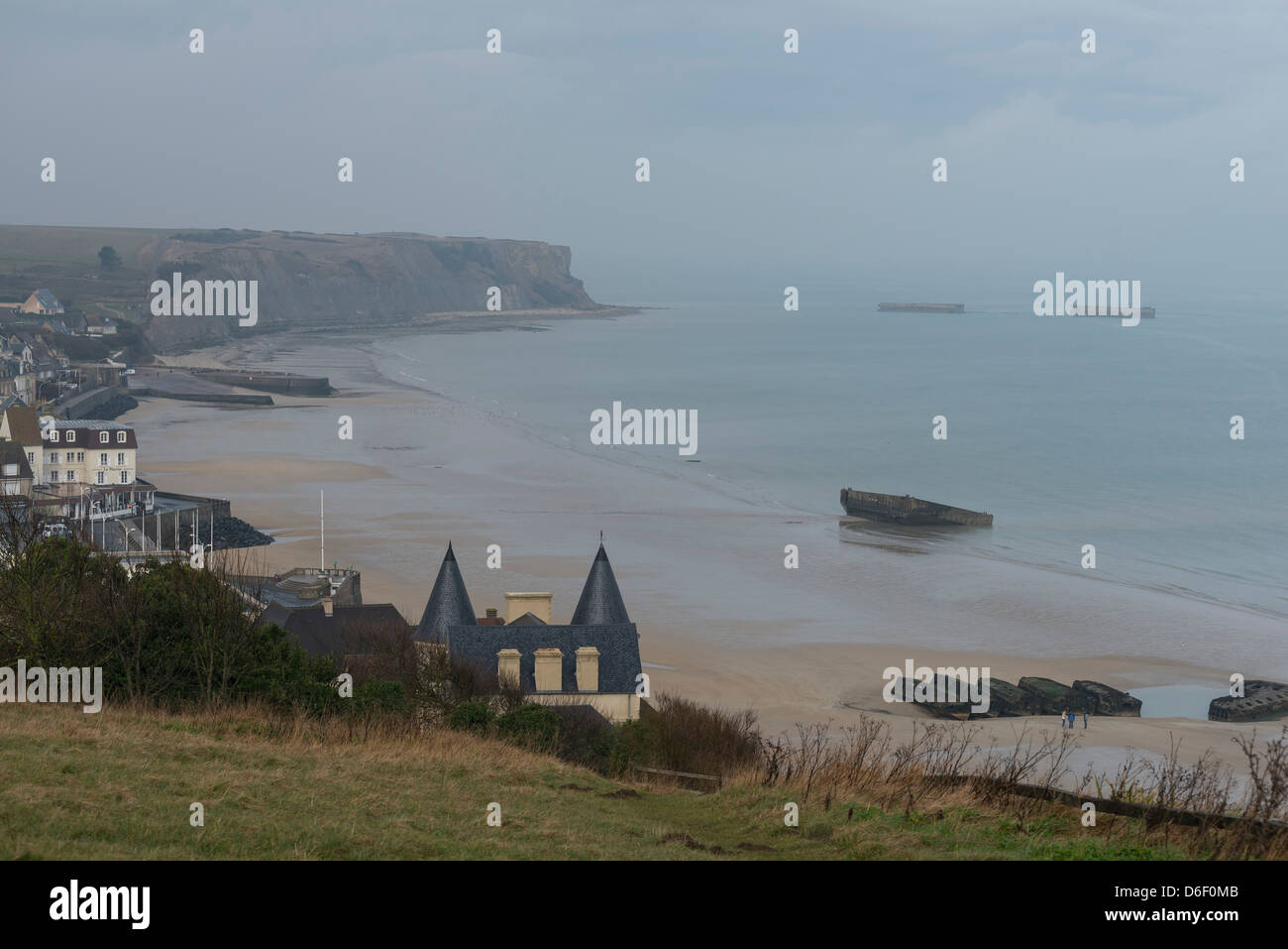 Vista generale della baia di Arromanches-les-bains, Calvados, Normandia, Francia. O è stato costruito il porto di gelso per l'atterraggio.WWWII Foto Stock