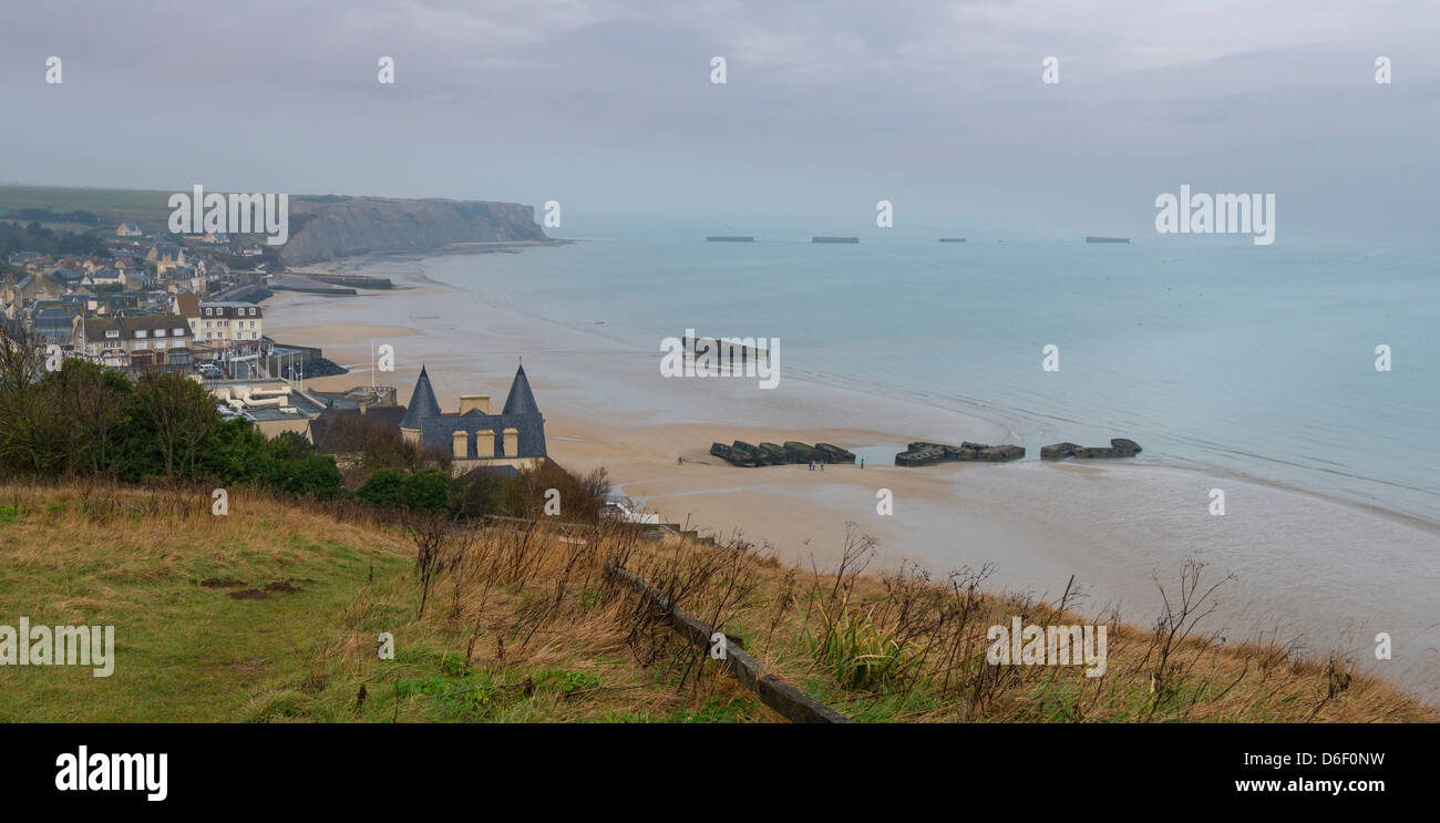 Vista generale della baia di Arromanches-les-bains, Calvados, Normandia, Francia. O è stato costruito il porto di gelso per l'atterraggio.WWWII Foto Stock