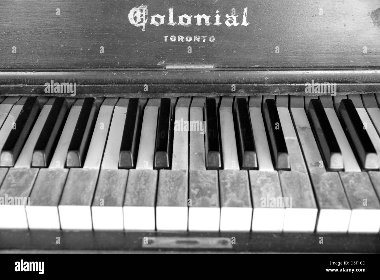 Vecchio pianoforte coloniale Foto Stock