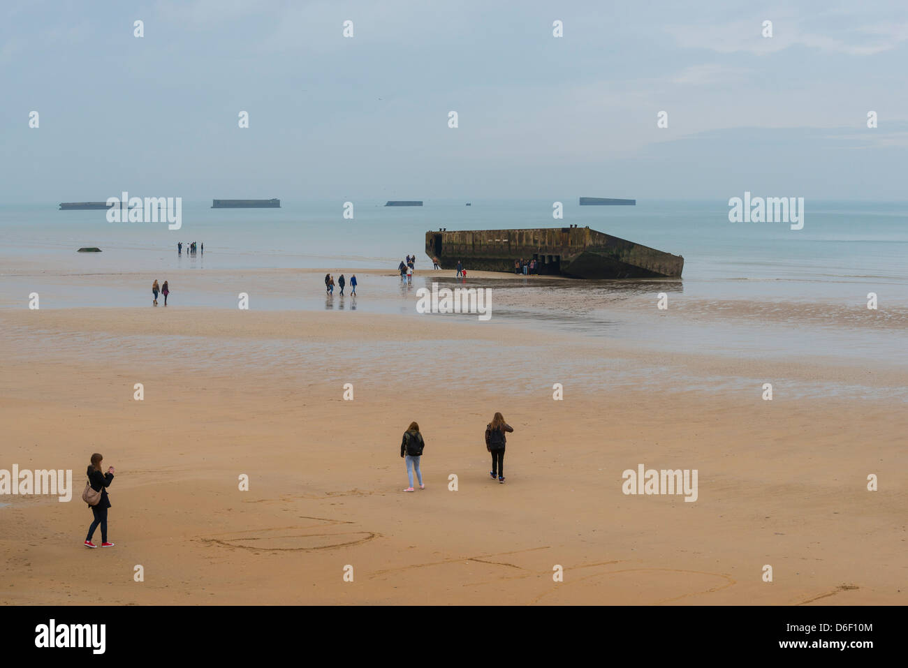 Le rovine del porto di gelso, temporanea porto artificiale, spiaggia di Arromanches-les-Bains, spiaggia di sbarco, Calvados, Normandia, Francia. Durante la Seconda Guerra Mondiale. Foto Stock