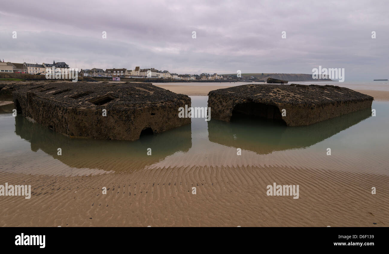 Le rovine del porto di gelso, temporanea porto artificiale, spiaggia di Arromanches-les-Bains, spiaggia di sbarco, Calvados, Normandia, Francia. Durante la Seconda Guerra Mondiale. Foto Stock