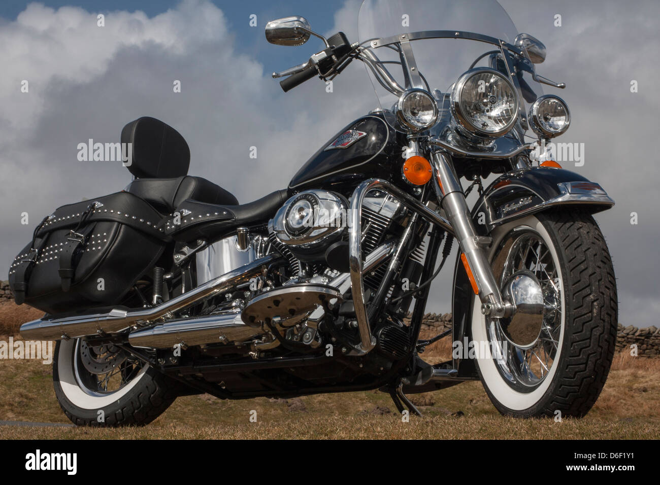 Harley Davidson FLSTC Softail Heritage Classic 2013 mostrato contro un sfondo brughiera Foto Stock