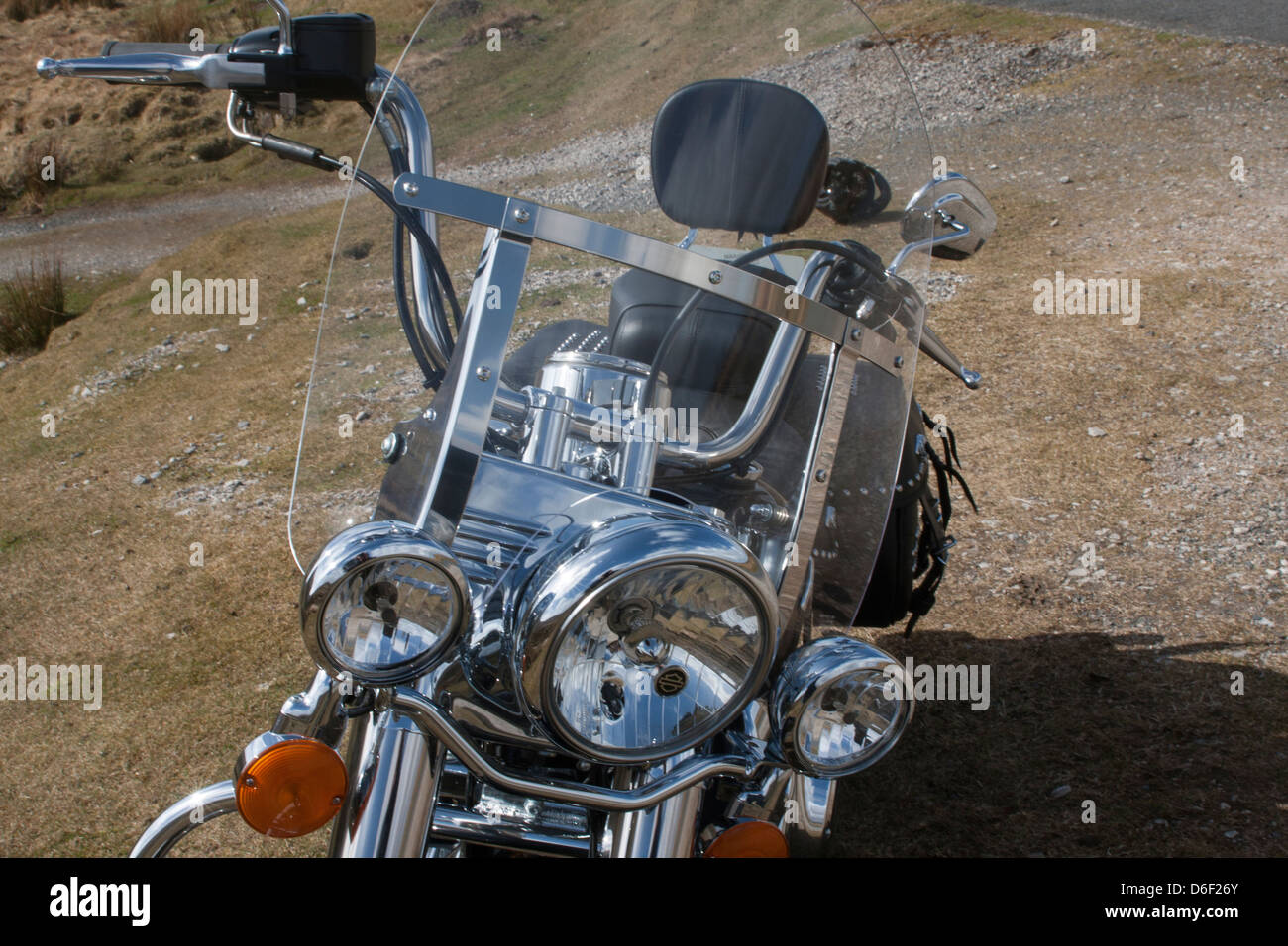 Harley Davidson FLSTC Softail Heritage Classic 2013 mostrato contro un sfondo brughiera Foto Stock