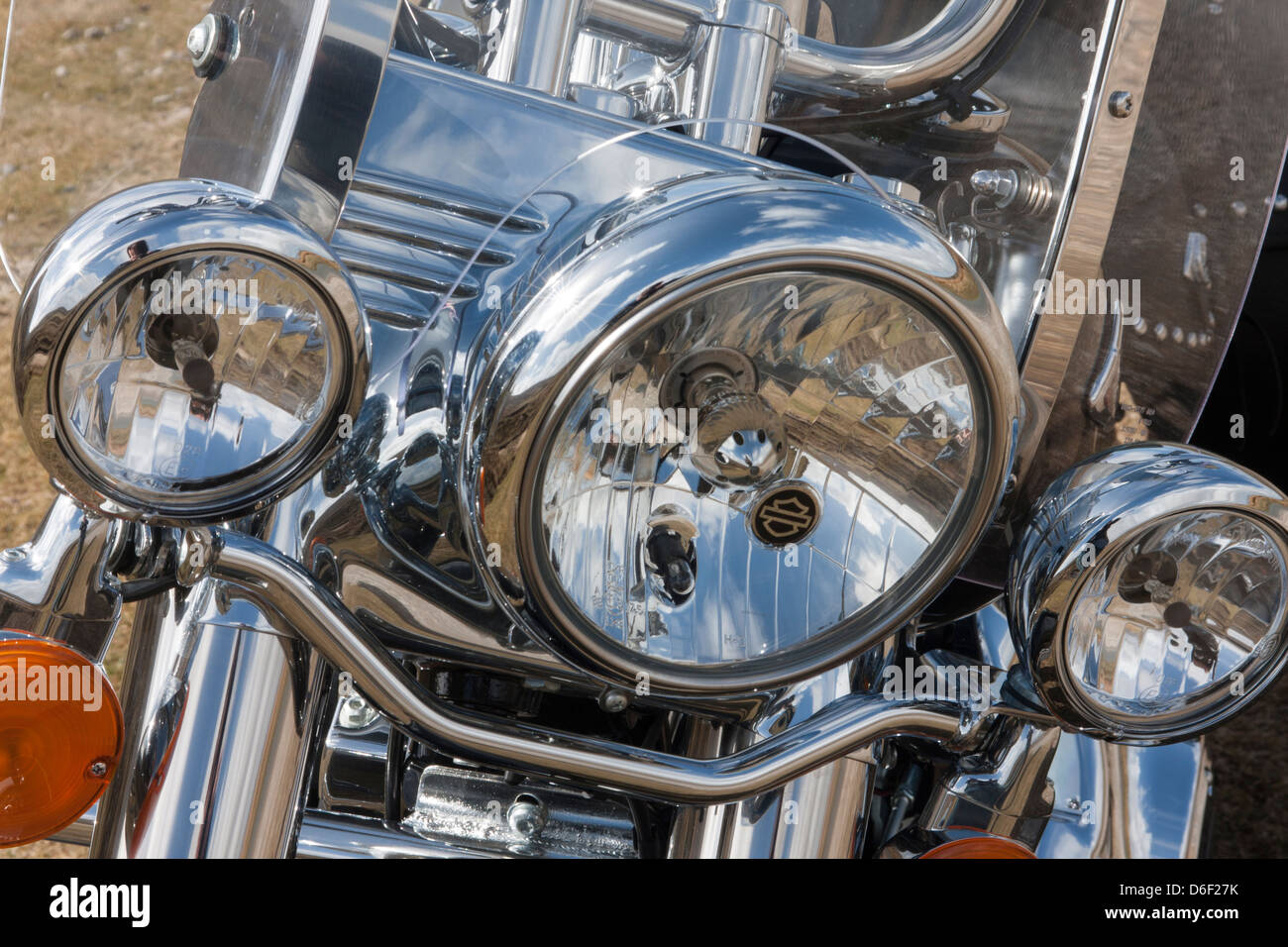 In prossimità di una Harley Davidson FLSTC Softail Heritage Classic 2013 alta lucentezza chrome estremità anteriore Foto Stock