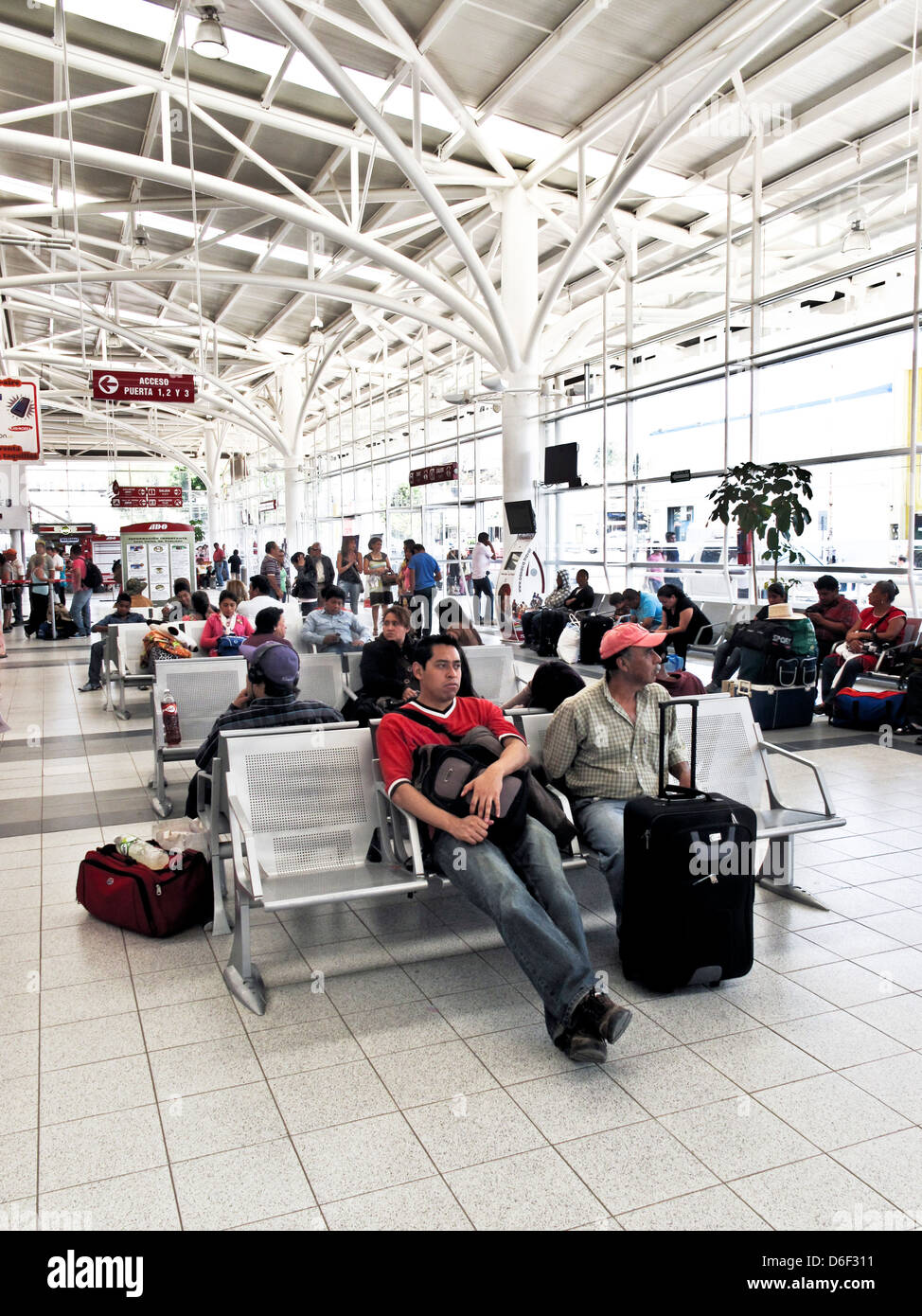 I passeggeri in attesa in nobile arredamento moderno di prima classe a lunga distanza terminale bus sala attesa Oaxaca Messico Foto Stock