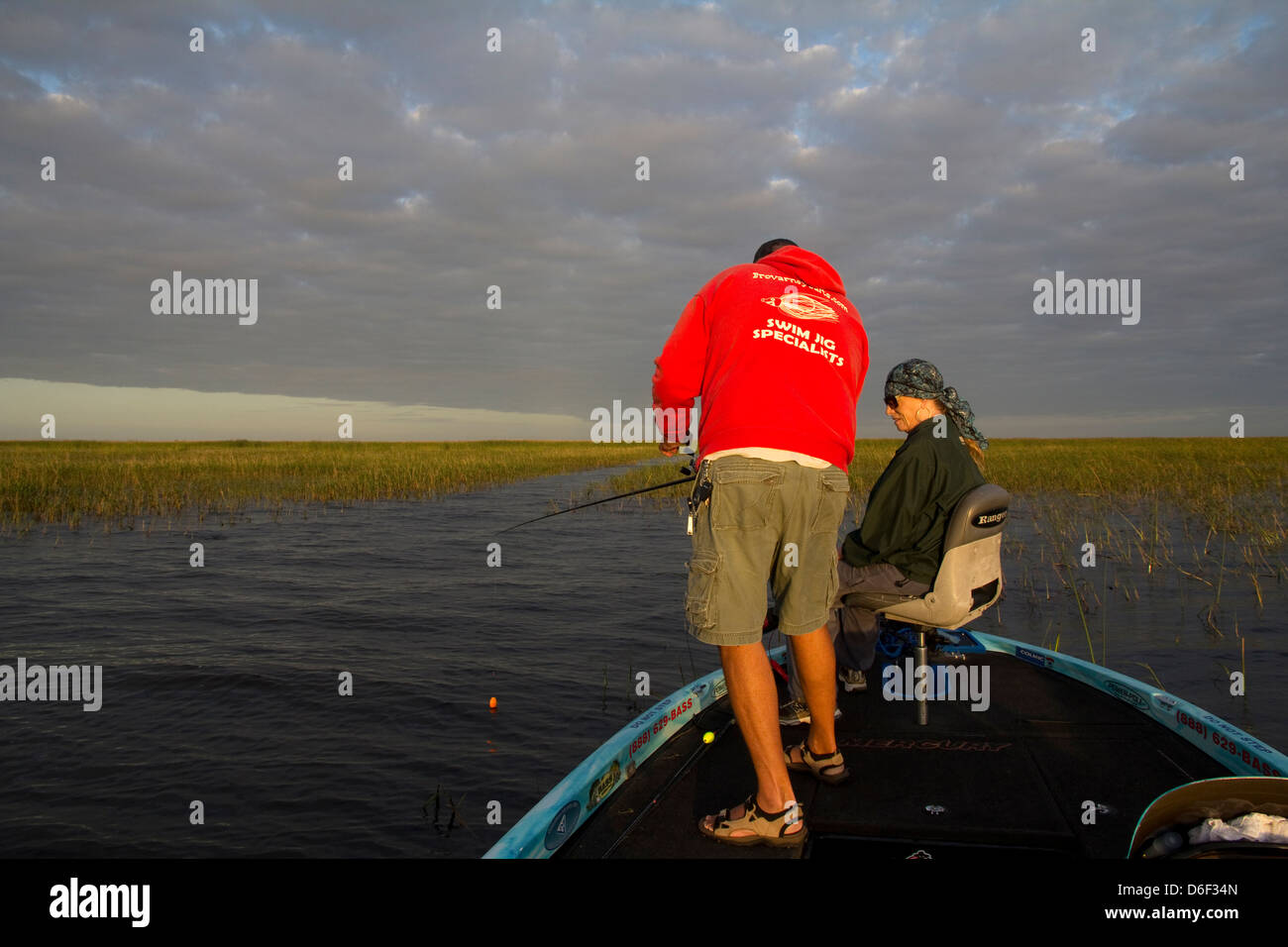 Il capitano Mark Shepard consiglia il debuttante pescatore Melinda Renner su alcuni dei punti più critici della pesca, lago Okeechobee, Florida Foto Stock