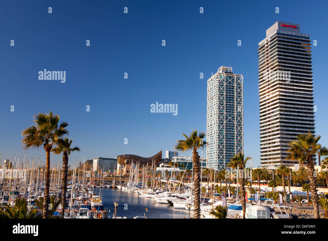 Torre Mapfre e Hotel Arts all'alba, Barcellona, Spagna Foto Stock