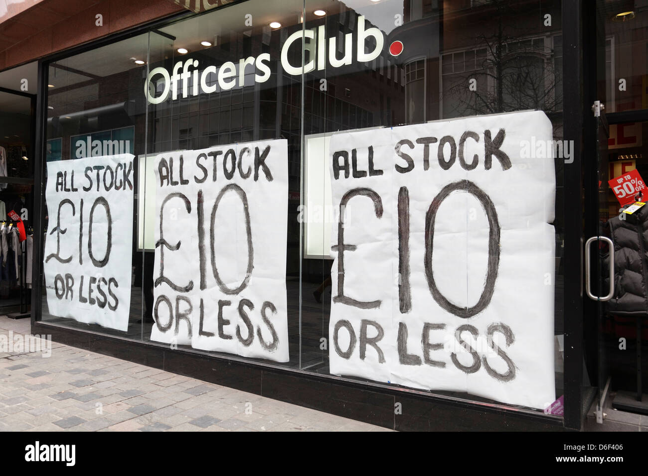 Questo negozio è chiuso in modo permanente. Officers Club Abbigliamento Shop vetrina con tutti i cartelloni Stock £10 o meno, Sauchiehall Street, Glasgow, Scozia, Regno Unito Foto Stock