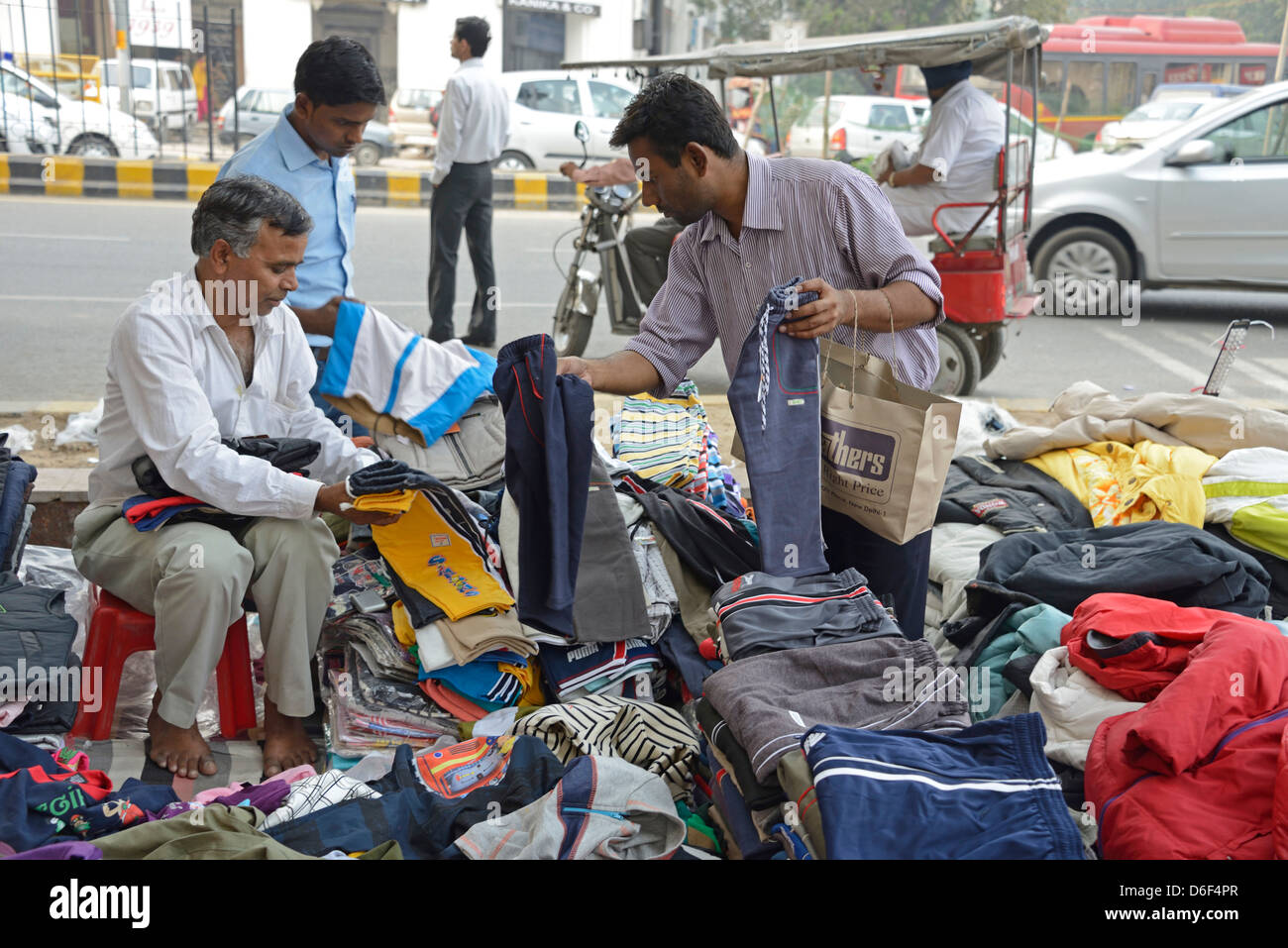 Un lato strada vestiti stallo in Delhi, India un lato strada vestiti stallo in Delhi, India Foto Stock