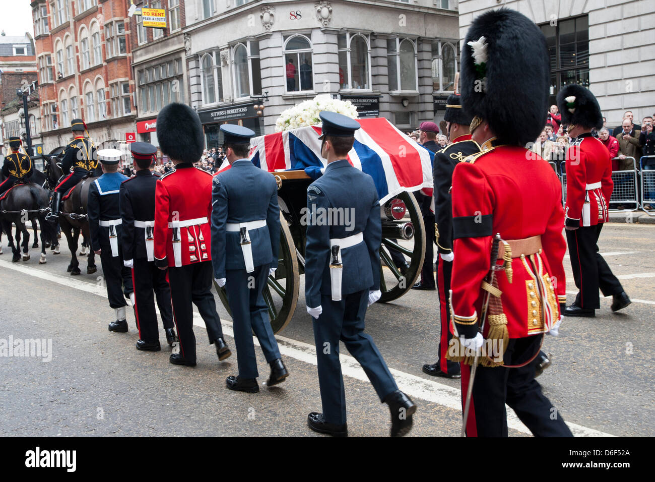 Londra, Regno Unito. Il 17 aprile, 2013. La bara di ex Primo Ministro britannico Margaret Thatcher è tracciata lungo la flotta St su una prima Guerra Mondiale gun carrello verso il suo funerale nella Cattedrale di St Paul, Londra. Fotografia di Jason bye /Alamy Live News Foto Stock