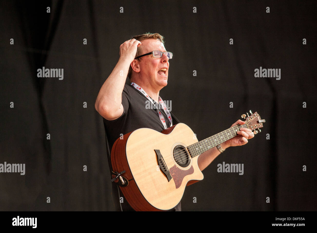 Annunciatori, Charlie e Craig Reid, gemelli identici dalla Scozia sul palco a V fest Essex, Regno Unito Foto Stock