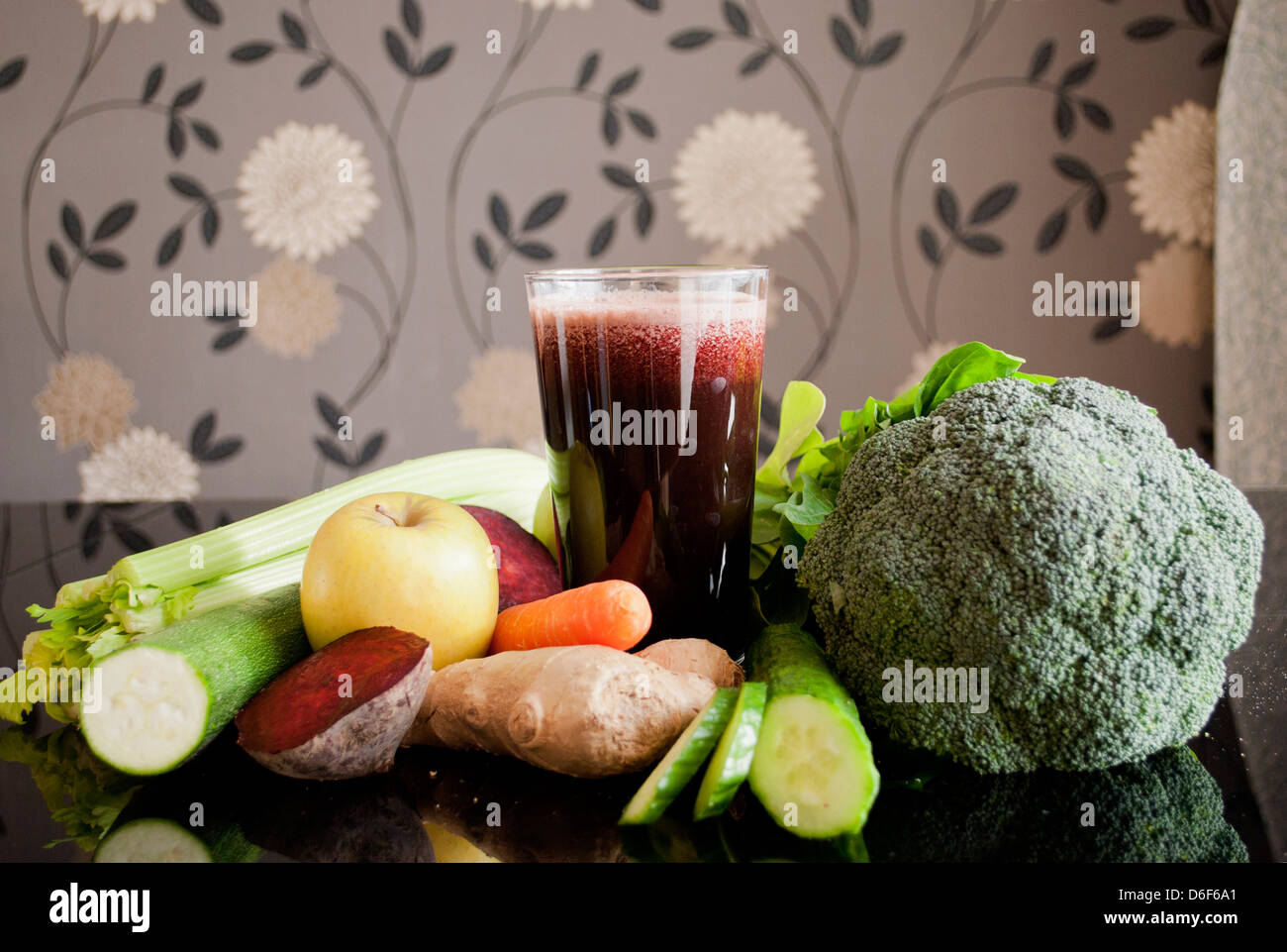 Un frullato sano e di organico la frutta e la verdura fresca Foto Stock