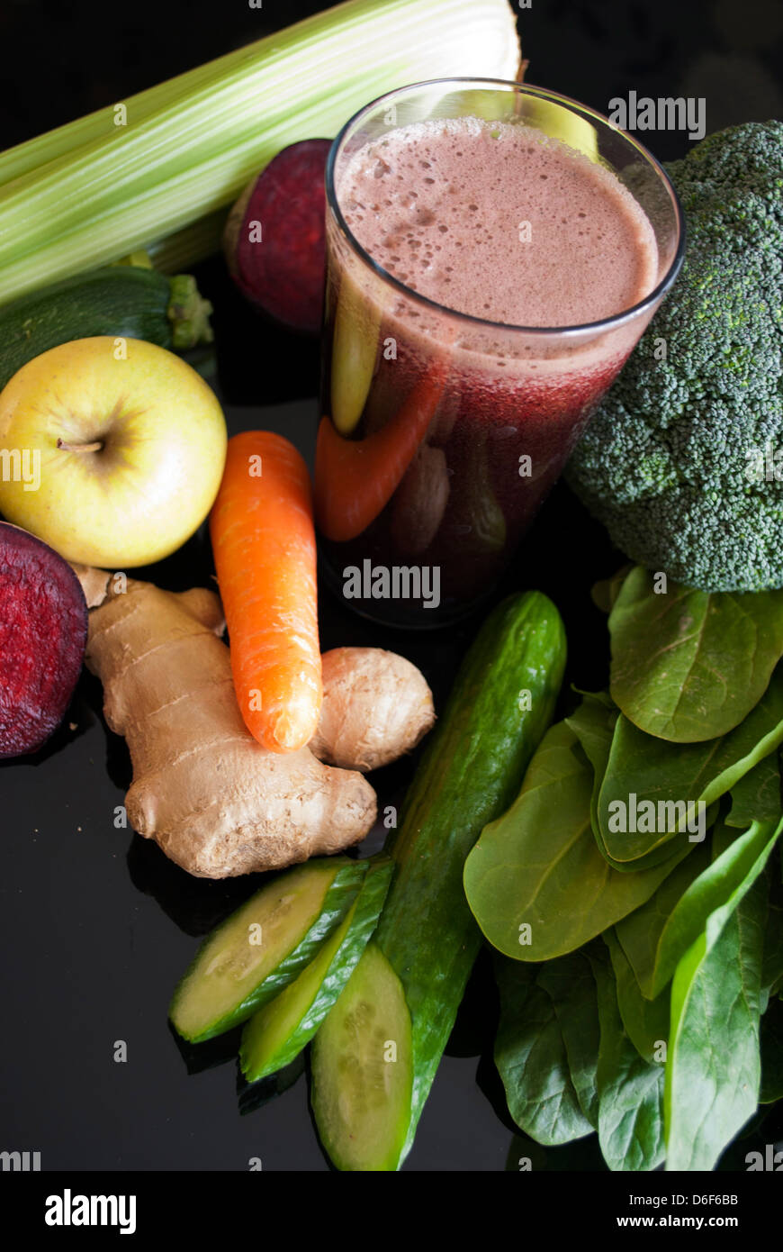 Un frullato sano e di organico la frutta e la verdura fresca Foto Stock