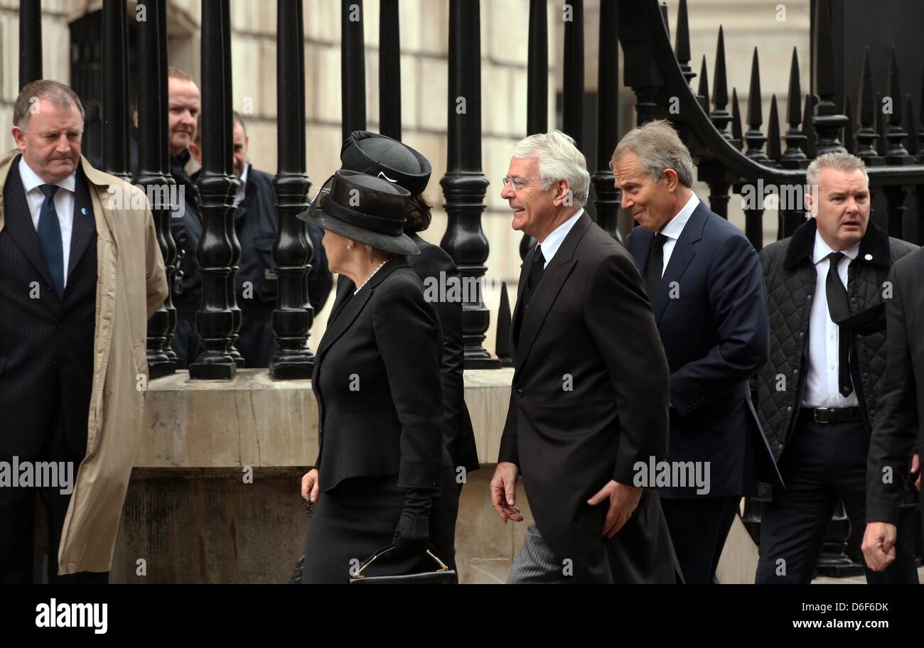 Londra, Regno Unito. Il 17 aprile, 2013. Ex Primi Ministri di John Major e Tony Blair arrivare per la Baronessa Thatcher i funerali a San Paolo a Londra. Credito: Jason Bryant/Alamy Live News Foto Stock