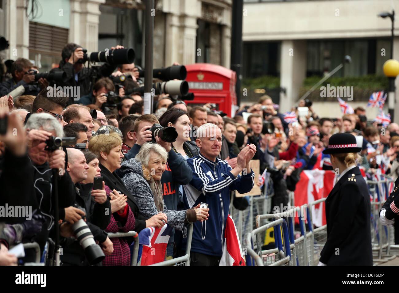 Londra, Regno Unito. Il 17 aprile, 2013. La folla fuori dalla cattedrale salutate Maggie per la Baronessa Thatcher i funerali a San Paolo a Londra. Credito: Jason Bryant/Alamy Live News Foto Stock