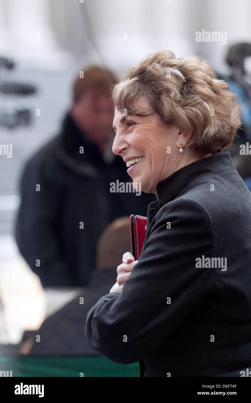 Edwina Currie in intervista alla BBC area al di fuori dalla cattedrale di St Paul dopo aver frequentato la Baronessa Thatcher i funerali su 17.04.2013 Foto Stock