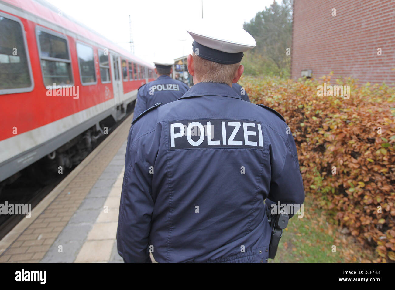 Flensburg, Germania, la polizia federale a un controllo nel treno della Deutsche Bahn Foto Stock
