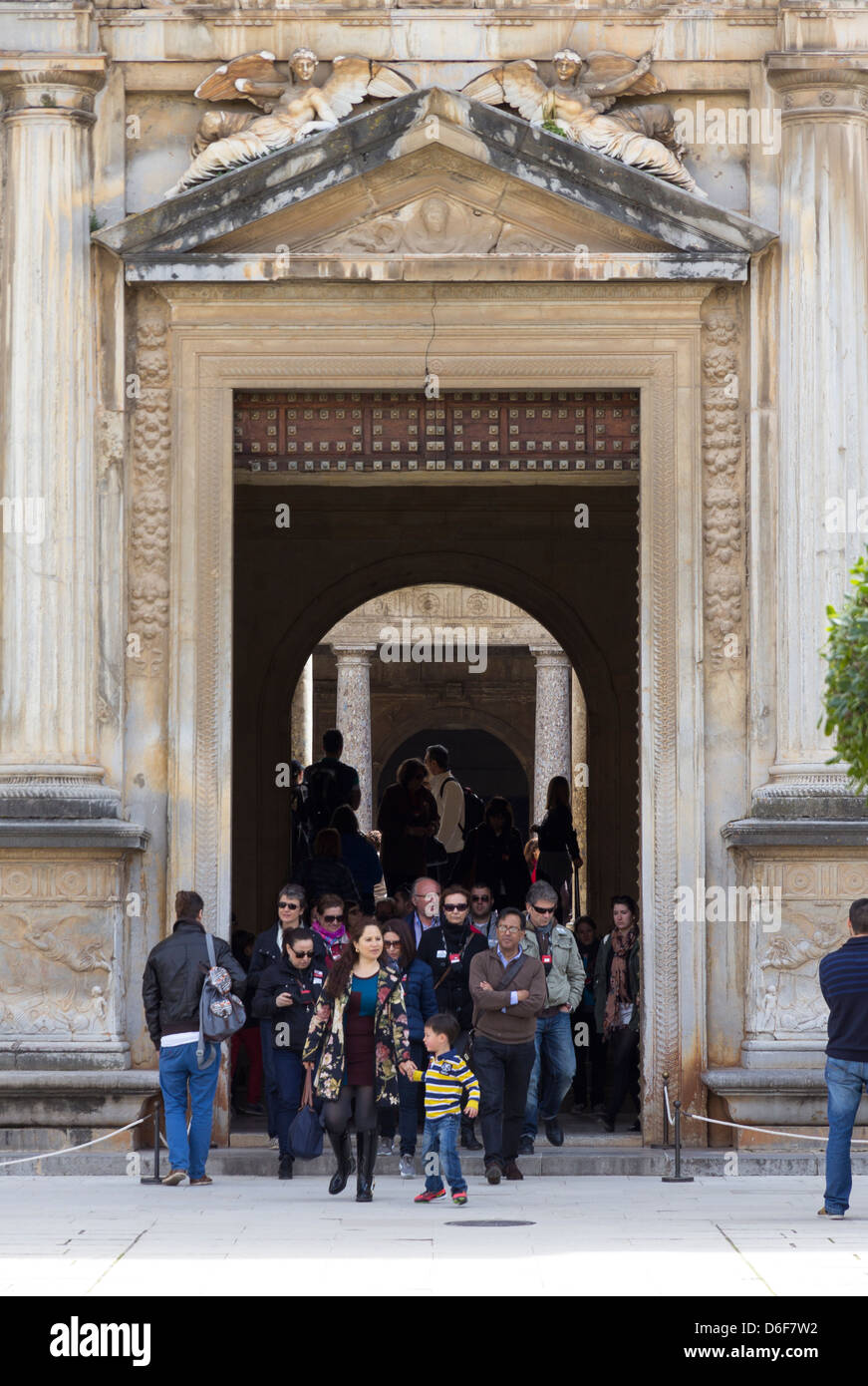 Una folla di turisti emerge dall'ingresso al Palacio de Carlos V, Alhambra di Granada Foto Stock