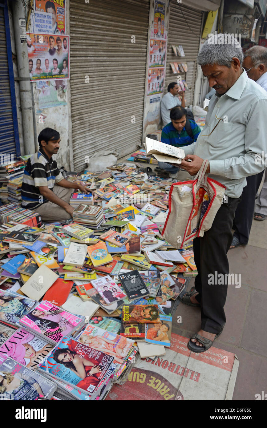 La domenica il mercato del libro in Daryaganj,Vecchia Delhi, India Foto Stock