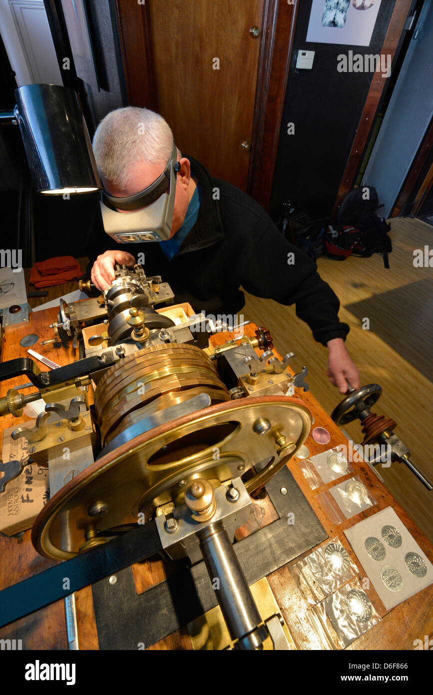 Gioielliere incidere un pezzo di gioielli su una rosa antico motore tornio, Giuseppe, Oregon. Foto Stock