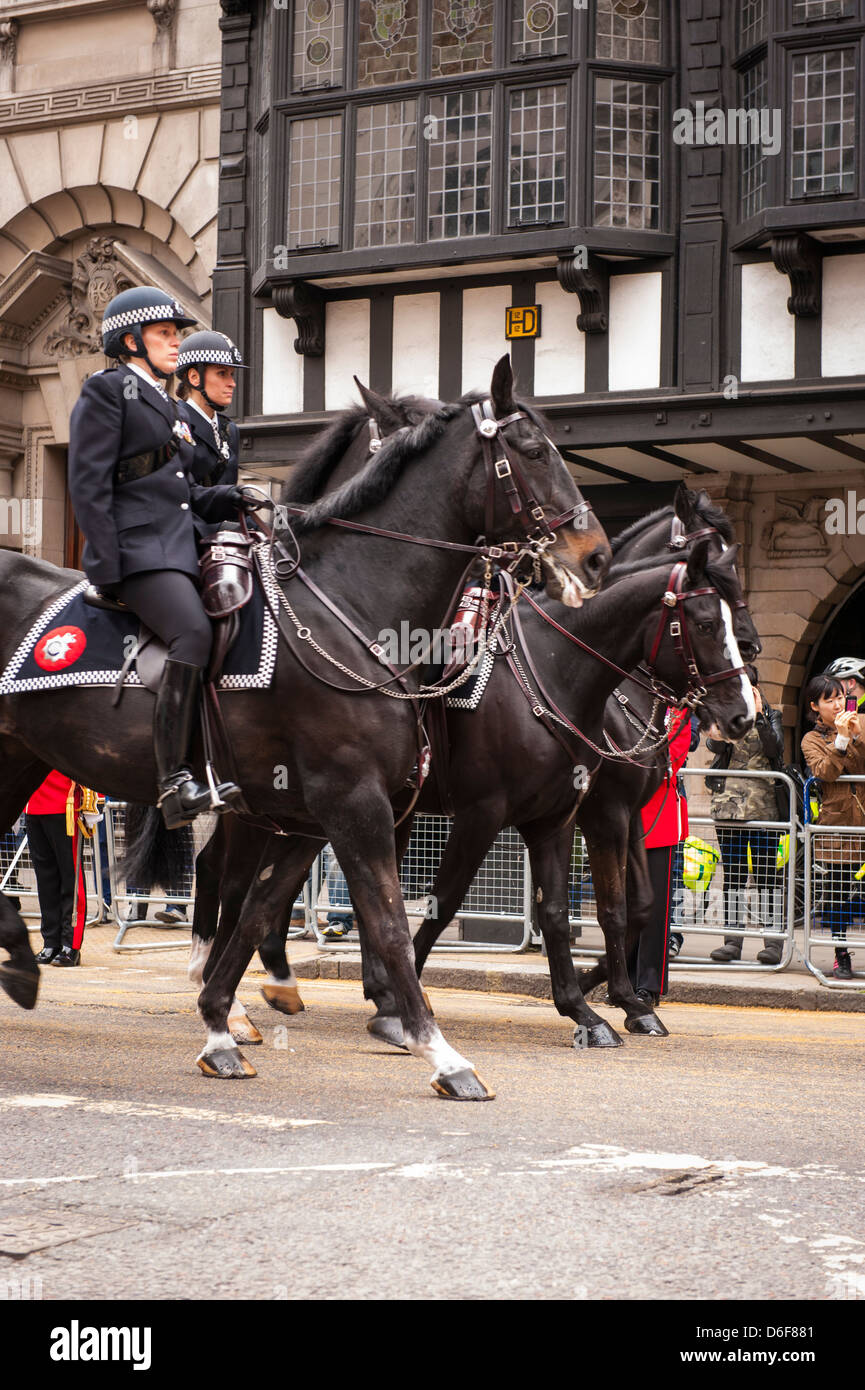 London Aldwych Strand Baronessa Maggie Margaret Thatcher corteo funebre parade montata la Metropolitan Police escort cavalli Foto Stock